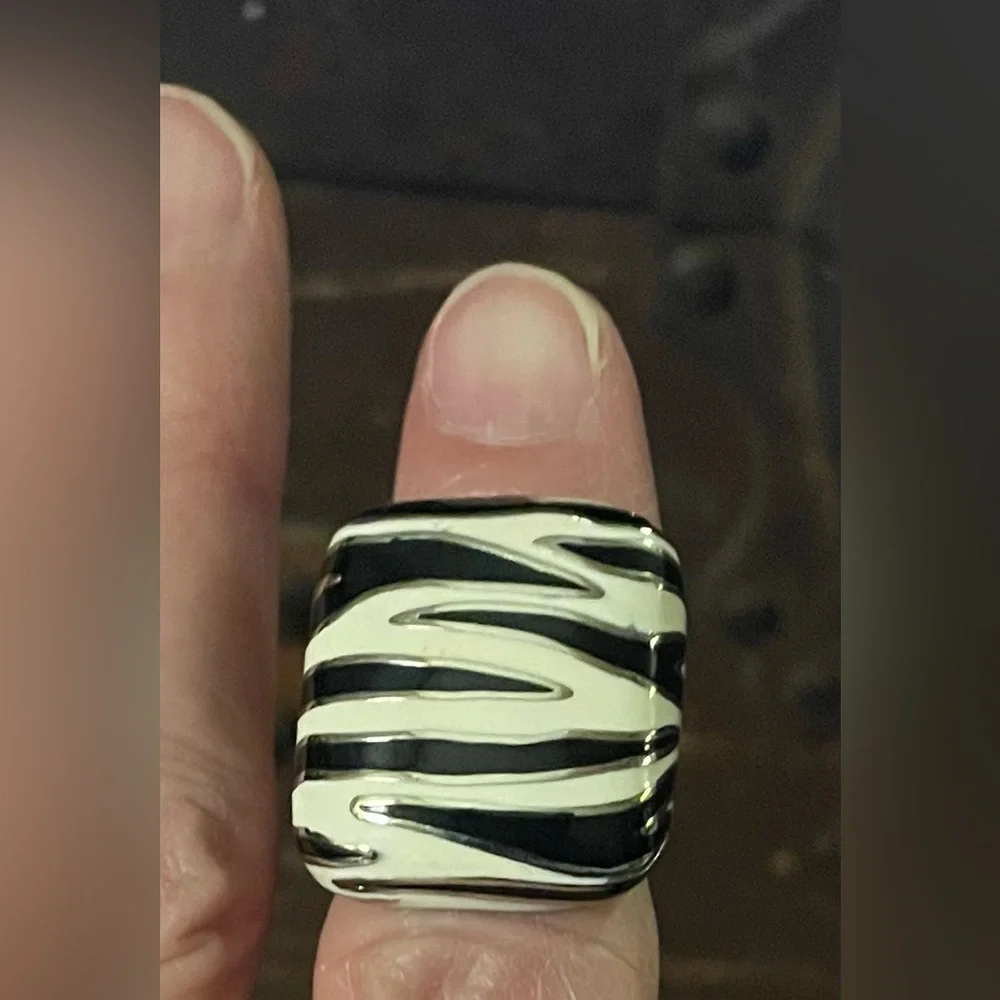 Stainless Steel Black and White Enamel Zebra Stripe Ring Size 5 NWOT - Picture 7 of 8